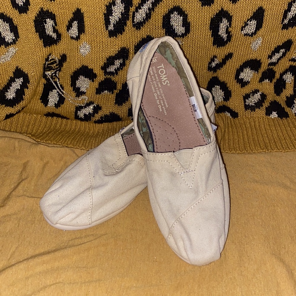 Toms - Picture 3 of 3